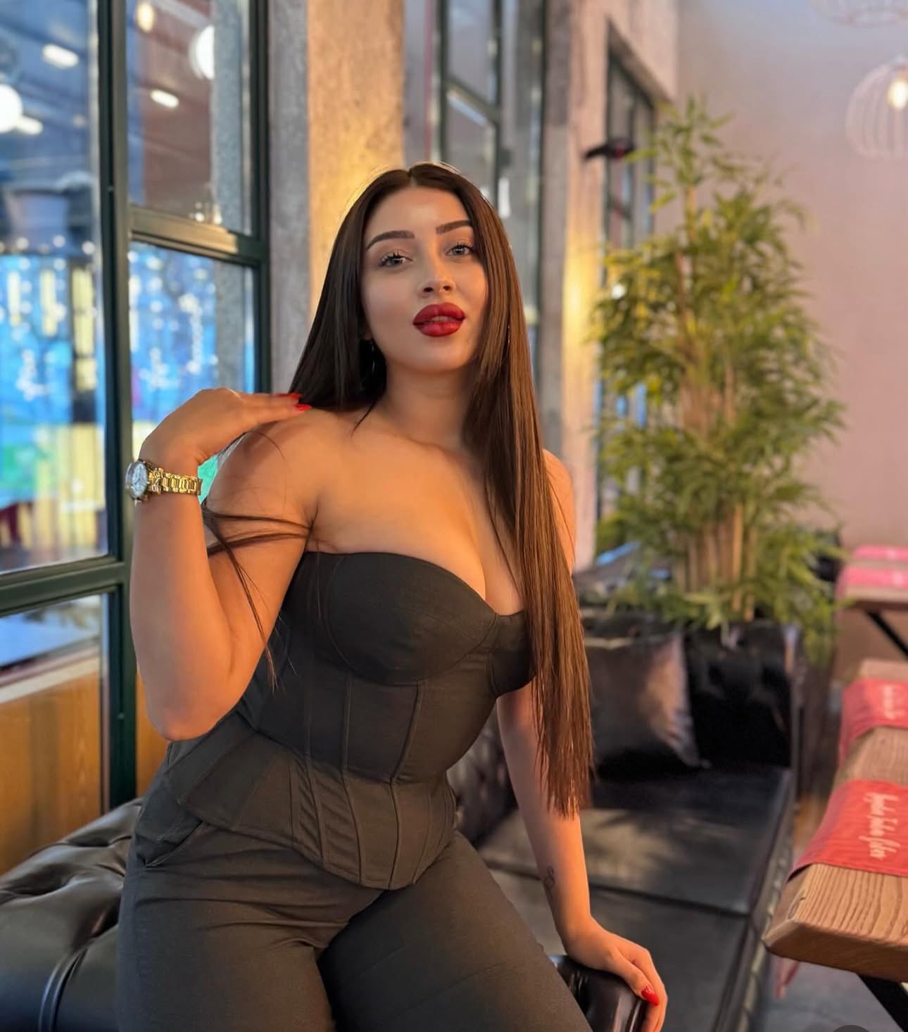 İsaağa Sarışın Bayan Escort Ada